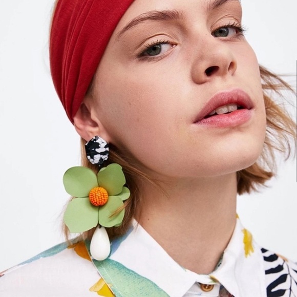 Acrylic Flower Drop Earrings! - Picture 2 of 2